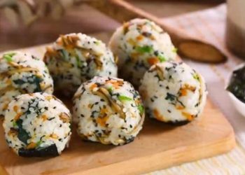 3 cách làm cơm nắm cá ngừ ngon số dzách, không kém gì ngoài tiệm