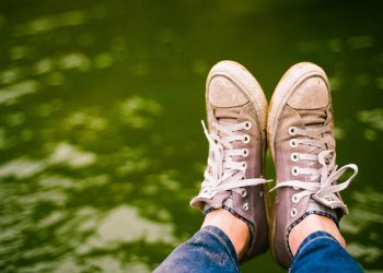Cách làm sạch giày vải nhanh chóng mà không bị mất dáng