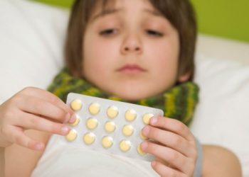 Bật mí 9 cách hạ sốt dân gian cho trẻ của các bà mẹ Tây