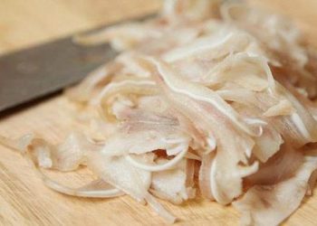 Luộc tai lợn xong hay bị thâm xỉn, nhớ cho thêm thứ này tai trắng tinh lại giòn