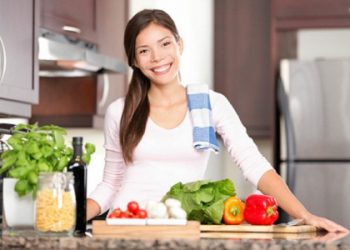 8 mẹo vặt nhà bếp hay ho cho bà nội trợ thêm đảm đang