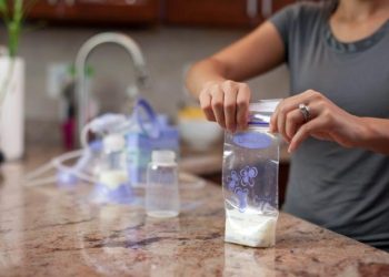 Đâu là cách rã đông sữa đúng, để đảm bảo dinh dưỡng cho con