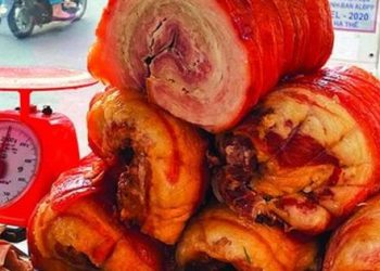 Xe bánh mì thịt ba rọi muối 70 năm tuổi ở TP.HCM