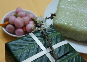 Bí quyết cắt bánh chưng đẹp bằng lạt không cần dao