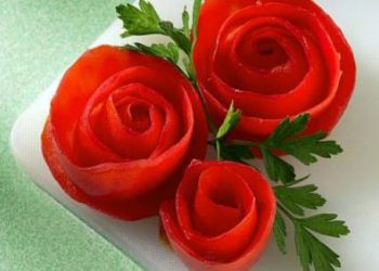 Cách tỉa hoa cà chua đơn giản trang trí món ăn ngày Tết