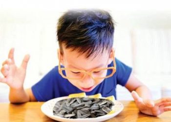 Cách cứu trẻ thoát chết khi hóc hạt hướng dương ngày Tết