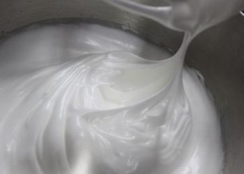 Cách đánh bông lòng trắng trứng dẻo mịn bằng tay để làm bánh