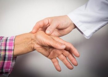 Cách điều trị phong thấp bằng ngải cứu và muối hiệu quả tại nhà