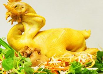 Cách luộc gà ngon da vàng giòn, không bị đỏ ai cũng nên biết