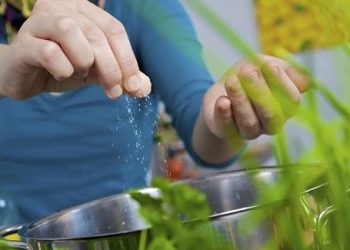 Với cách luộc rau này thì bạn đang tự hại sức khỏe gia đình mình đấy