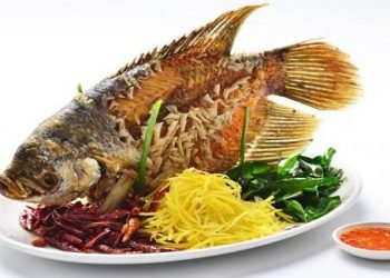 Gợi ý cho chị em cách rán cá ngon không bị nát, không sát chảo