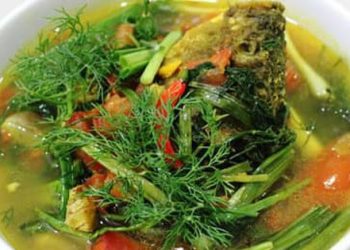 Canh cá nấu dấm ăn ấm bụng, dễ tiêu nhưng cho thêm chút nước này bát canh mới cực ngon, thơm nức, nước trong veo đẹp mắt
