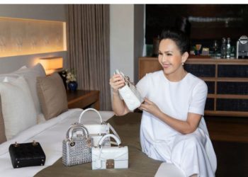 Clip: Diễm My “đập hộp”  cùng lúc 6 túi hiệu đình đám