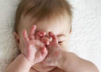 Mách bạn cách xử trí khi vật lạ rơi vào mắt trẻ nhỏ