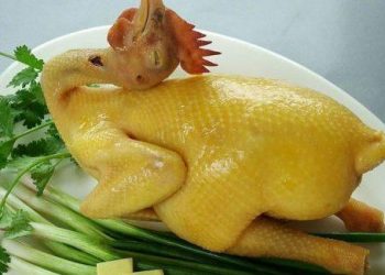 Hướng dẫn cách luộc gà da giòn để bữa cơm ngày Tết thêm trọn vẹn