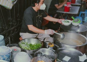 Ăn sáng 200k ở hàng “Miến Chửi” chuẩn vị Bắc, khách nườm nượp hơn 40 năm ở Sài Gòn