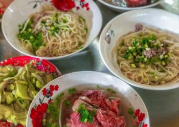 Bạn đã biết có 1 hàng HỦ TIẾU HÀI CỐT độc đáo cực hút khách ở Biên Hoà