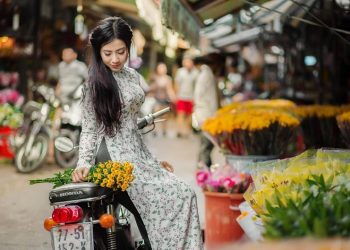 Chợ hoa Hồ Thị Kỷ: Thiên đường hoa tươi và ẩm thực giữa lòng Sài Gòn