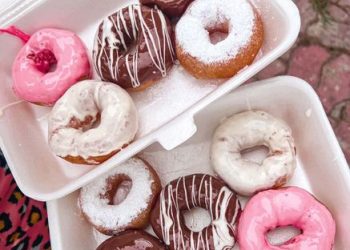 Có 1 tiệm DONUT NGA khiến dân tình xếp hàng dài đợi cả tiếng