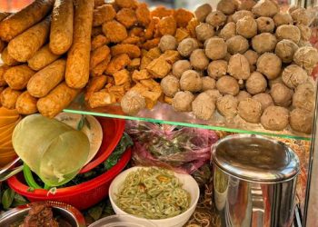 Dân dã hàng bún riêu tôm cục riêu to nín thở, khách ăn tấp nập dù bán ngoài vỉa hè
