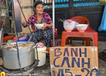 Dù mắc bệnh tai biến nhưng cô Bé vẫn quyết lòng bán tô bánh canh 15k không tăng giá