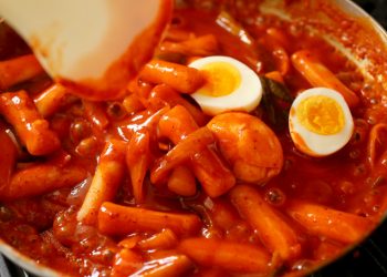 Khám phá ẩm thực Hàn Quốc qua món bánh gạo cay tteokbokki siêu hấp dẫn