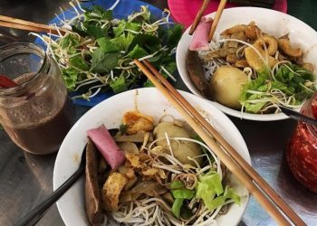 Món bún nổi tiếng nước dùng đen sệt, bốc mùi thum thủm ở Gia Lai