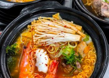 Nhấp nhẹ mà mê với MÌ CAY XƯƠNG chà bá ở tiệm trà sữa ai cũng biết