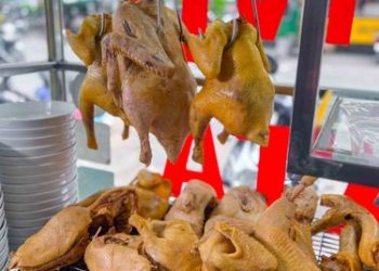 Ổn áp CÀ RI GÀ TA VỊT CÓ HUYẾT NẾP bán hơn 20 năm khách đến ăn nườm nượp