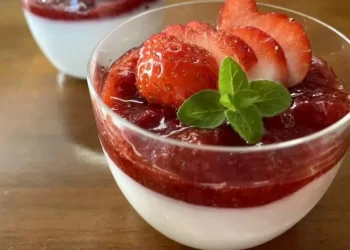 Panna cotta dâu tây – Bí quyết làm siêu dễ tại nhà