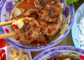 Rẻ đội quần với tiệm BÚN CHẢ 20k mà cái nư rất đã