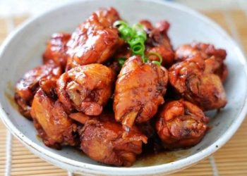 Vợ gửi ảnh mâm cơm toàn món ngon, chồng về ngay quên hết tiệc tùng