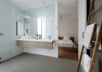 Mách bạn cách làm sạch gương nhà tắm không tốn công sức