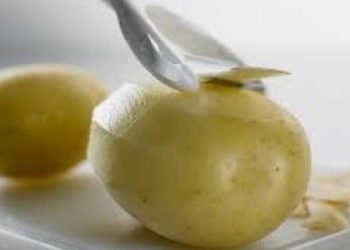 Mẹo giúp các bà nội trợ bóc vỏ khoai tây dễ dàng trong vài phút