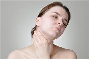 Mẹo vặt cực đơn giản giúp xử lý khô họng, khô môi vào mùa đông