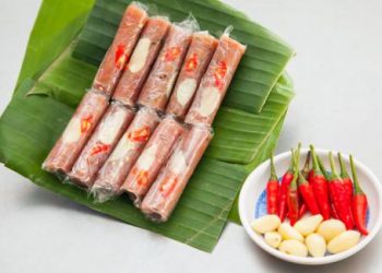 Cách làm nem chua ngon tại nhà cho bữa cơm ngày Tết ăn không biết ngán