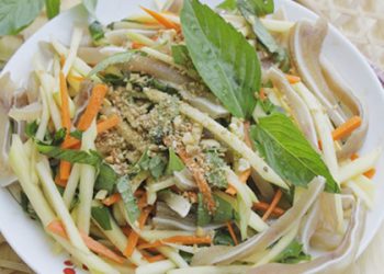 Cách làm nộm xoài xanh tai heo cho ngày bữa cơm gia đình sum họp
