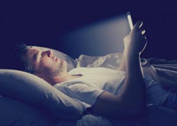 Tác hại của ánh sáng xanh trên điện thoại di động và cách khắc phục