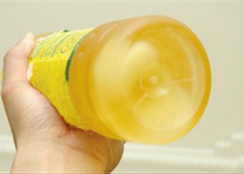 Trước khi mua hãy cầm chai dầu ăn và lắc xem có hiện tượng này hay không