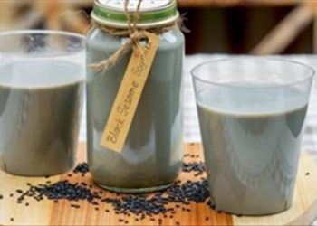 Tự làm sữa đậu nành mè đen giải nhiệt cơ thể ngày hè