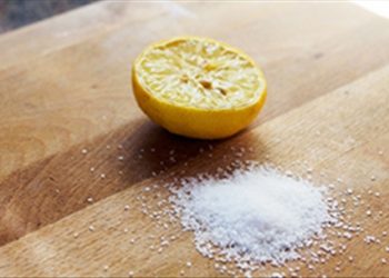 Dùng chanh và muối, bạn sẽ biết thớt bẩn đến thế nào!