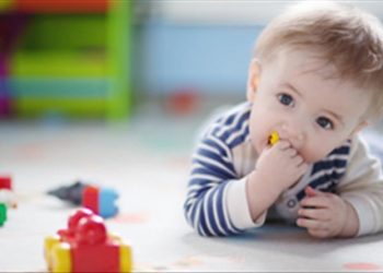 Bé hay hắt hơi, nấc nhiều…là những hành động của con khiến cha mẹ lo lắng
