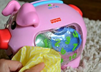 Mỗi ngày con bạn đang chơi với đồ chơi chứa vi khuẩn luôn đấy, bạn có biết không?