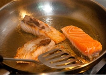 Tuyệt chiêu chiên rán thức ăn không bao giờ bị dính chảo