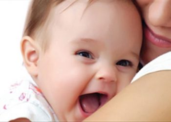 Mách nhỏ cách giúp mẹ bế trẻ nhỏ mà không bị đau lưng