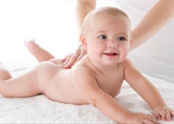 Giúp bé hết nấc cụt với 5 mẹo không thể đơn giản hơn được nữa