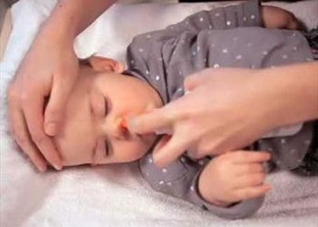 Vệ sinh mũi cho trẻ đúng cách để tránh gây viêm mũi dai dẳng
