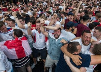 Bật mí cách chữa khàn tiếng, mất giọng do cổ vũ World Cup