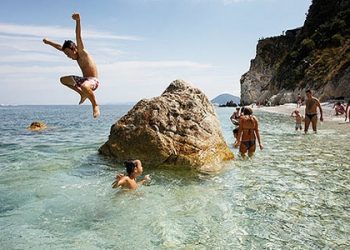 Cách xử lý khi bị sứa đốt trong khi tắm biến như thế nào?