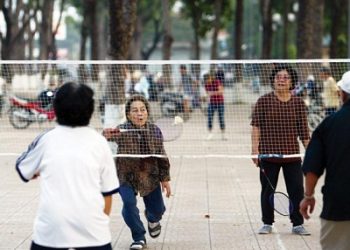 Bí quyết giúp người cao tuổi an toàn khi đi ra ngoài